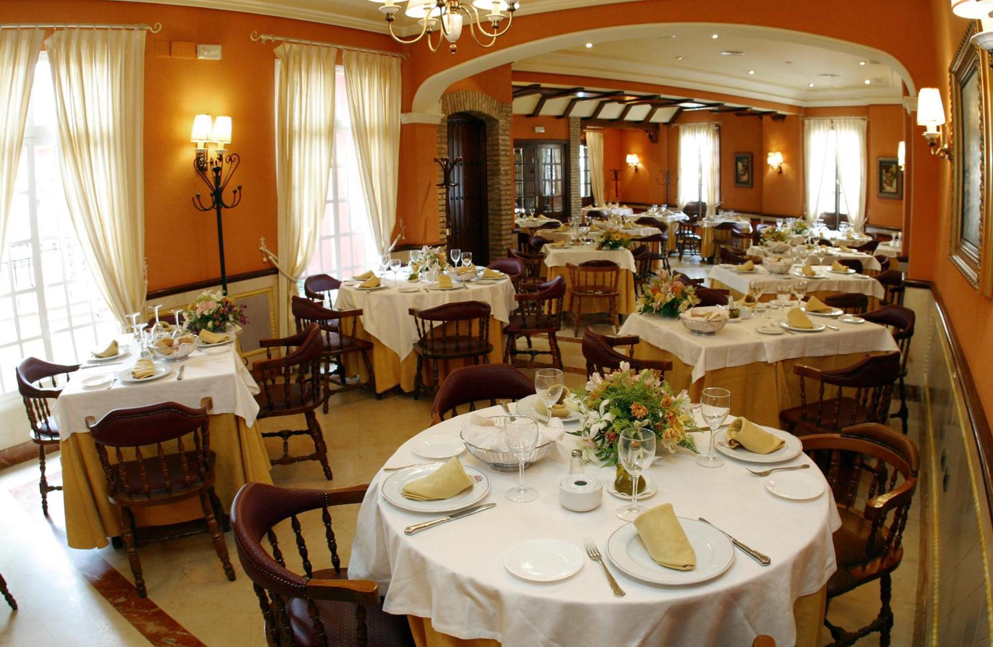 לוס פאלאסיוס אי וילהפראנקה Hotel Manolo Mayo מראה חיצוני תמונה