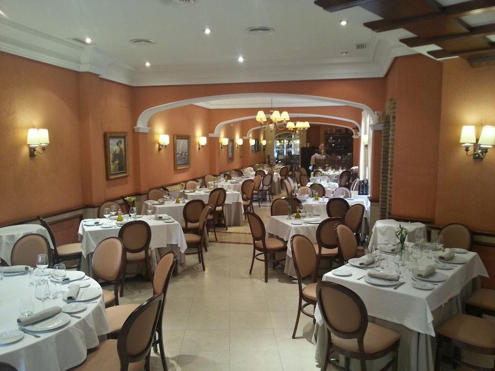 לוס פאלאסיוס אי וילהפראנקה Hotel Manolo Mayo מראה חיצוני תמונה